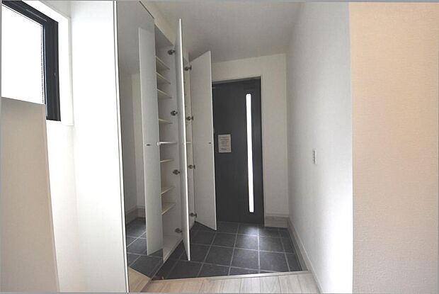 1号棟・玄関三和土♪天井まで届く下足入れ