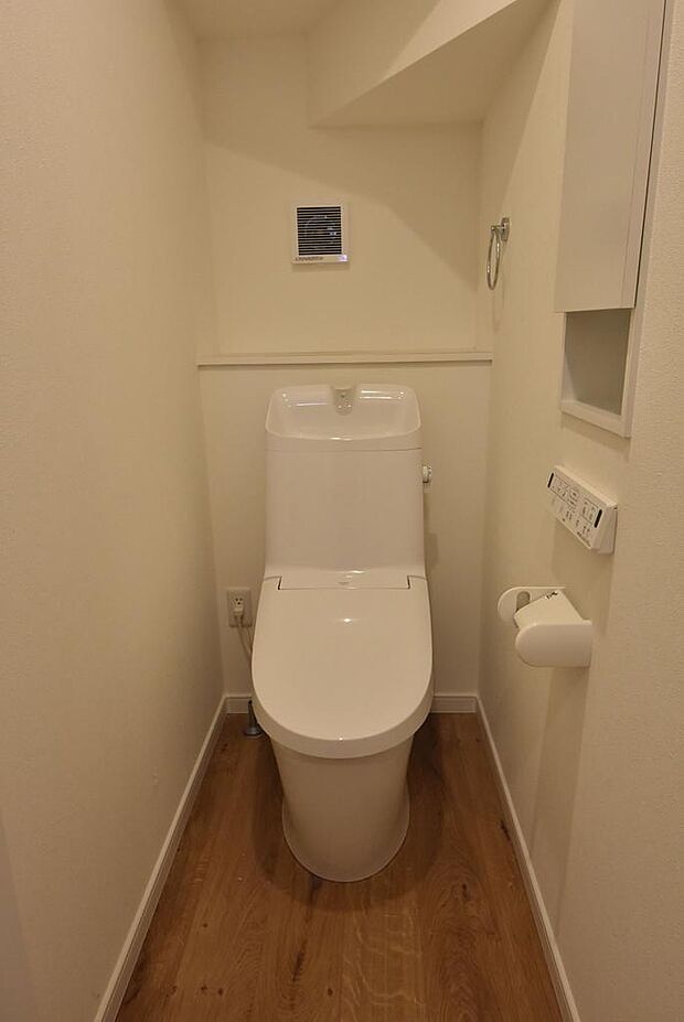 1階トイレ♪温水洗浄機能付き暖房便座です