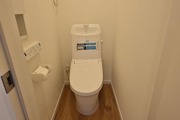 2階トイレ♪温水洗浄機能付き暖房便座です