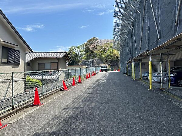 敷地内通路（2026年4月12日現在大規模修繕工事中です）