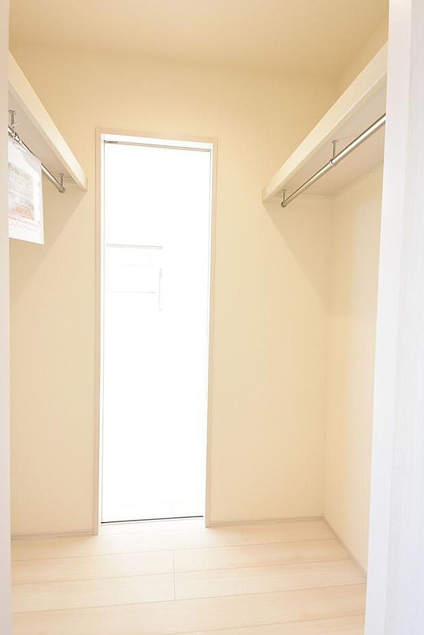 1階廊下収納♪リビングに通り抜け出来ます。