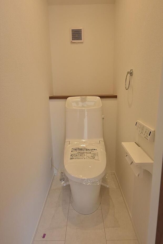 2階トイレトイレ♪温水洗浄機能付き暖房便座です