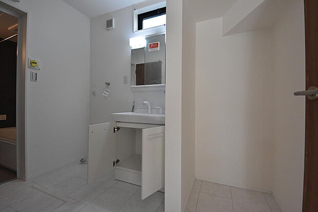 洗面所と洗濯機置き場　洗面台♪蛇口はシャワーノズルです