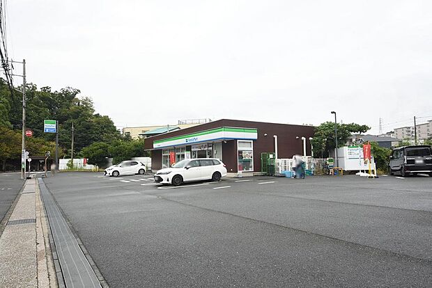 ファミリーマート横浜釜利谷南店まで約650m