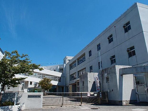 釜利谷南小学校まで約270m