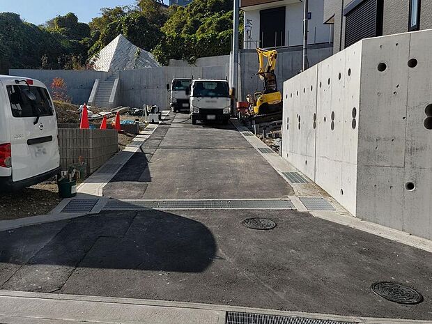 前面道路・南東側（１，３号棟）