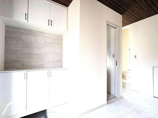 落ち着く玄関ですね♪