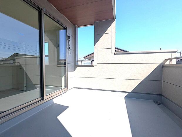 広い南側のバルコニーです♪