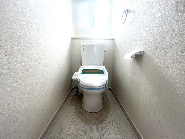 1階トイレ♪温水洗浄機能付き暖房便座です