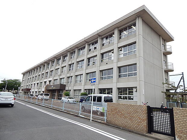 鷹取中学校まで約1400m