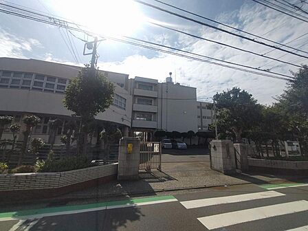 六浦中学校まで約1300m
