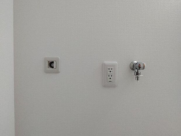 洗濯機用水栓（写真右）とガス用コンセント
