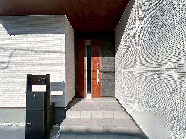 玄関・表 置き配ボックスあり