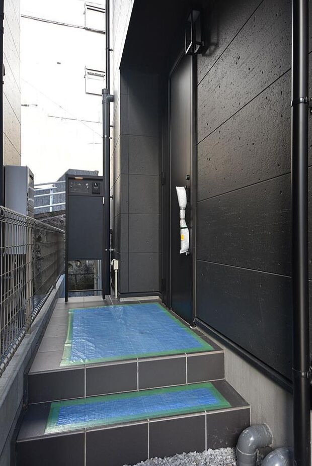 2号棟・玄関・表　宅配ボックスあります