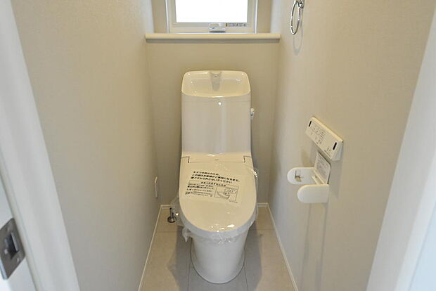 2階トイレ♪温水洗浄機能付き暖房便座です