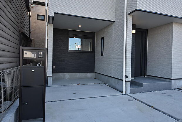 車庫とポスト宅配ボックス付き