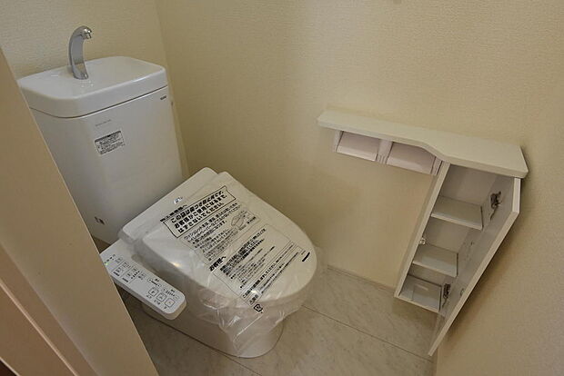 トイレ♪温水洗浄機能付き暖房便座です　　