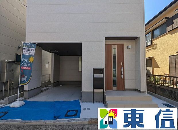 車庫と玄関 宅配ボックスあります