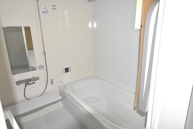 浴室は換気暖房機能付き　窓もあります