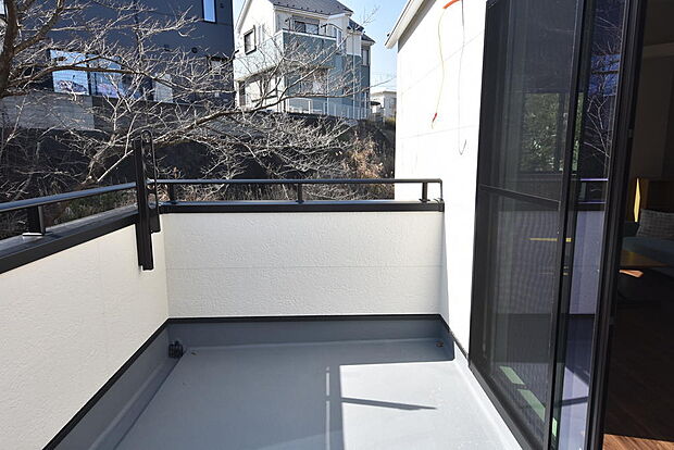 明るい光が差し込むバルコニー。 お洗濯物も干せて、気分転換にもぴったりな空間です。 お花を置いたり、自分だけの癒しの空間を作るのもおすすめです。