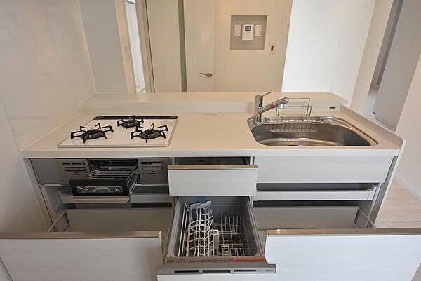 一度に3品並行して調理ができる3口ガスコンロを採用。忙しい朝のお弁当作りや、品数の多い夕食準備もスムーズにこなせます。便利なグリル付きで、焼き魚やお肉料理など、献立のレパートリーがぐんと広がります。