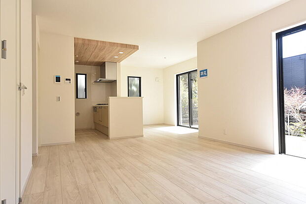 家具を置いても余裕たっぷりのLDK20.2帖!2面採光の明るいリビングは大空間ならではの開放感を感じられます。