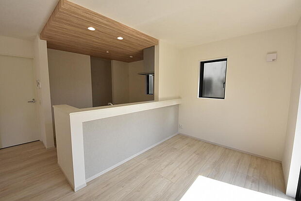 料理中も会話が弾む開放的なカウンターキッチン。手荒れを防ぎ時間を生む食洗機と、毎日美味しい水が飲める浄水器を標準装備しました。家事の負担を減らし、家族と過ごすゆとりの時間をデザインする住まいです。