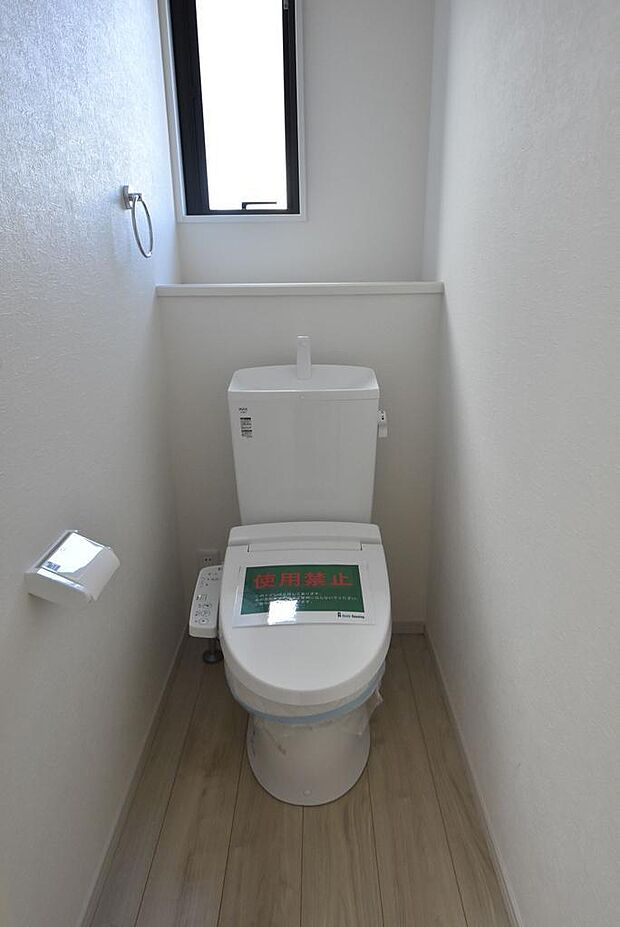 〜トイレ♪温水洗浄機能付き便座〜窓があるので自然な換気・光がはいります〜