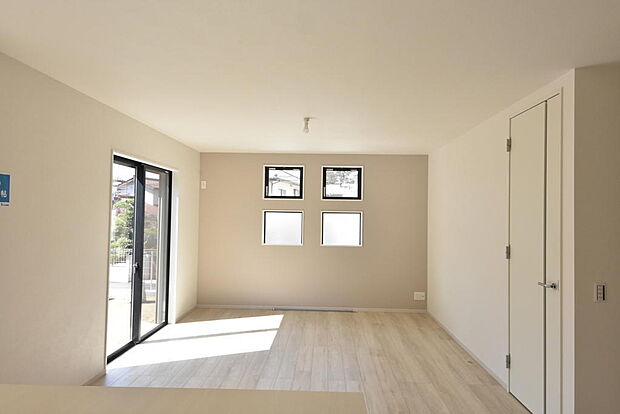 家具を置いても余裕たっぷりのLDK20.2帖!庭からの採光・東西についた窓で通風も良好です