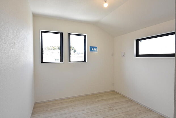 ベッドルーム5.2帖・西側 網戸付きの窓です!