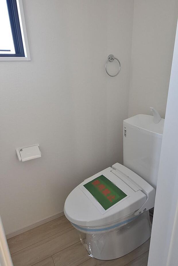 衛生的で使い心地の良い温水洗浄暖房便座を標準装備。冬の冷え込む朝でも、暖房便座が優しく身体を迎え入れ、一年中ストレスフリーで快適な毎日をサポートします。