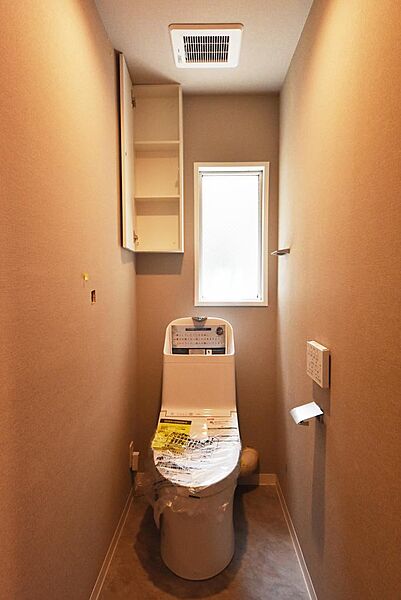 衛生的で使い心地の良い温水洗浄暖房便座を標準装備。冬の冷え込む朝でも、暖房便座が優しく身体を迎え入れ、一年中ストレスフリーで快適な毎日をサポートします。