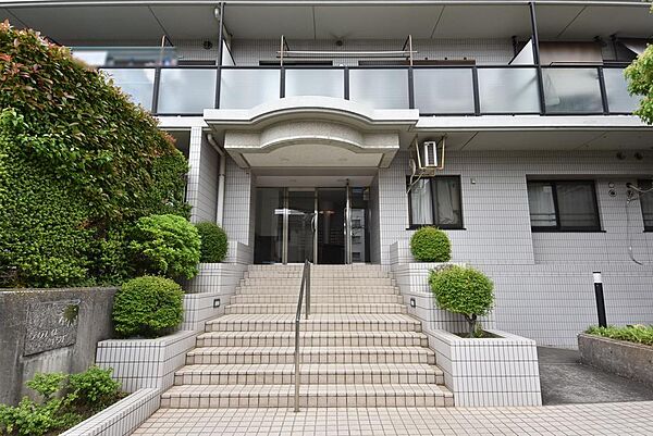 エントランス♪オートロックで日勤の管理人さんもいます。
