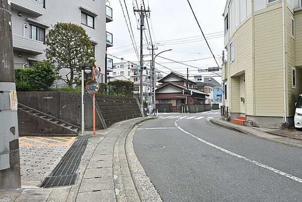 前面道路　駐車場出入口側