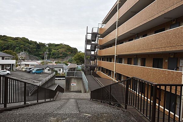 北側出入口と駐輪場