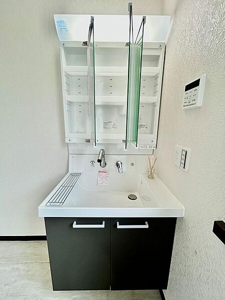 洗面台(1階) 三面鏡になっており、裏には収納スペースがあります！