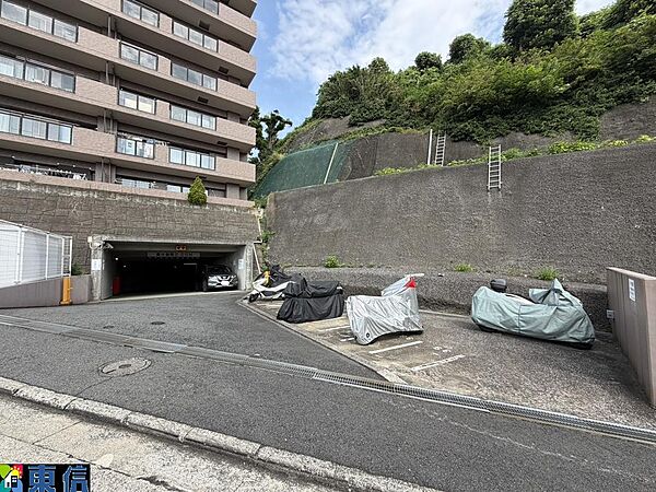 バイク置き場、駐車場入り口(屋内にもバイク置き場ございます)