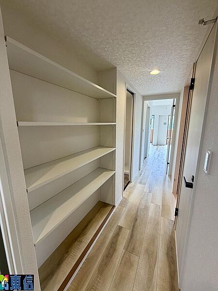 廊下には便利な収納つき♪