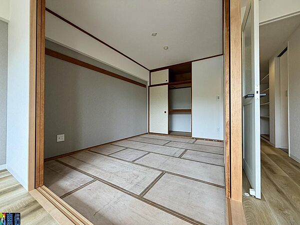 LDK横の和室♪今後畳が入ります！
