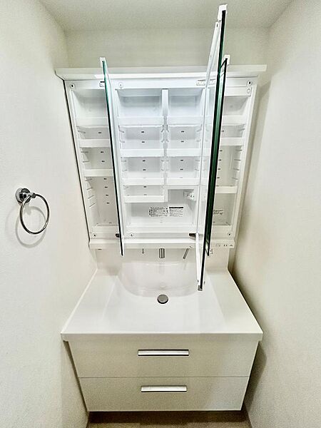 洗面台 三面鏡タイプで、鏡の裏には収納スペースがあるので、歯ブラシや化粧品をしまうのに便利です！