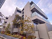 豊川駅より徒歩17分 築1年2ヶ月 3階建の賃貸物件