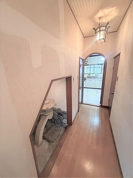 1階廊下には箱庭がございます。
