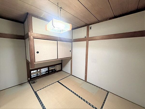 1階和室には明り取り入れる窓のある押入がございます。