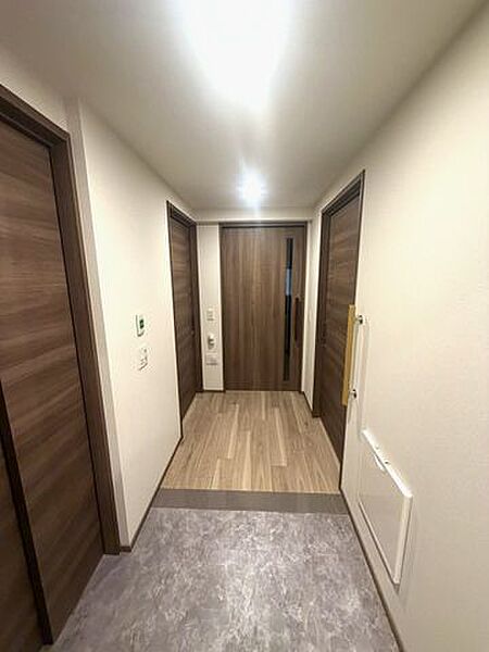 玄関内側には折りたたみベンチがあります。