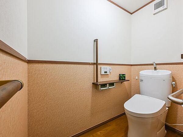 トイレウォシュレット、手すり付きです。