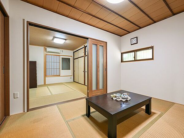 和室6帖二間続きの和室です。