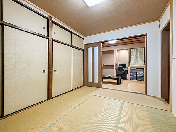 和室6帖二間続きの和室です。