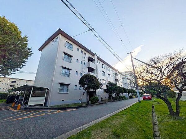 外観1967年3月建築4階建てです。