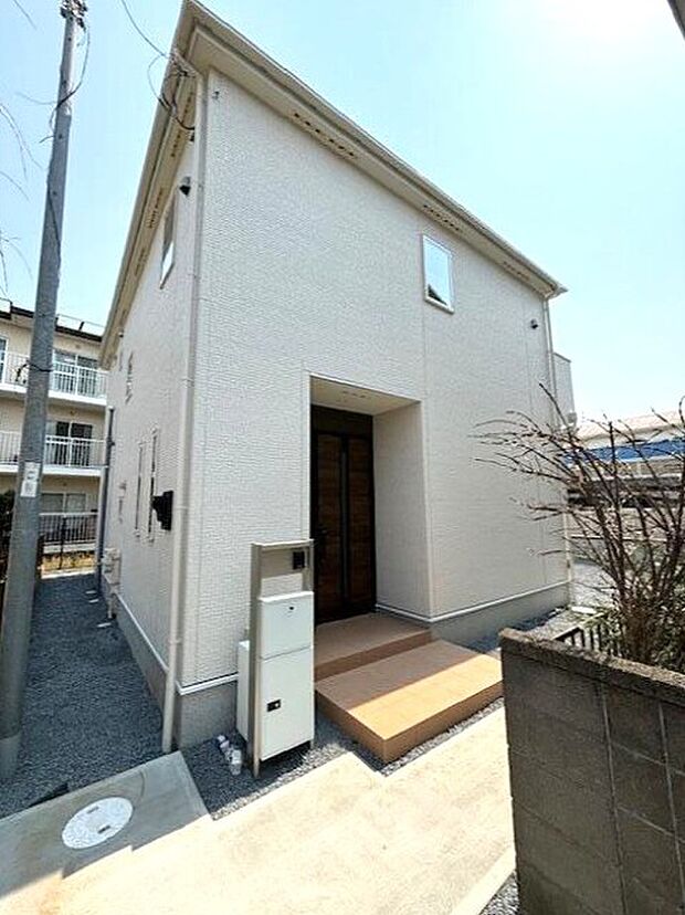 不在時の荷受けにも便利な宅配ボックスもございます