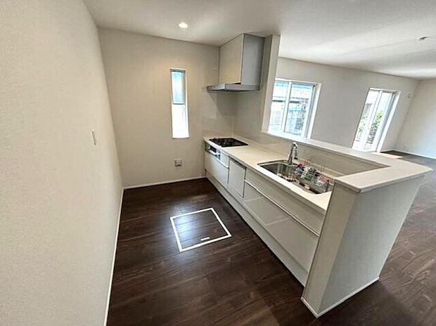 対面式キッチンでお部屋を見渡せます